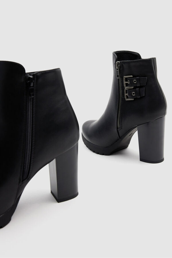 Inside Botins alto com fivelas preto