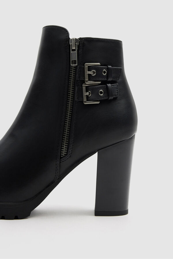 Inside Botins alto com fivelas preto