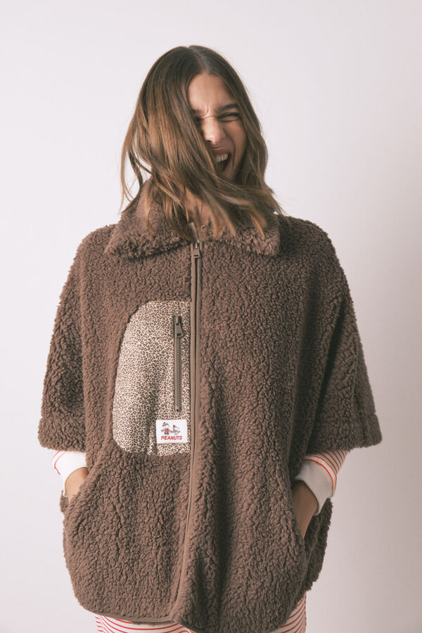 Women'secret Pončo kratki kućni ogrtač od ovčije kože sa pončom i Snupijem Braon