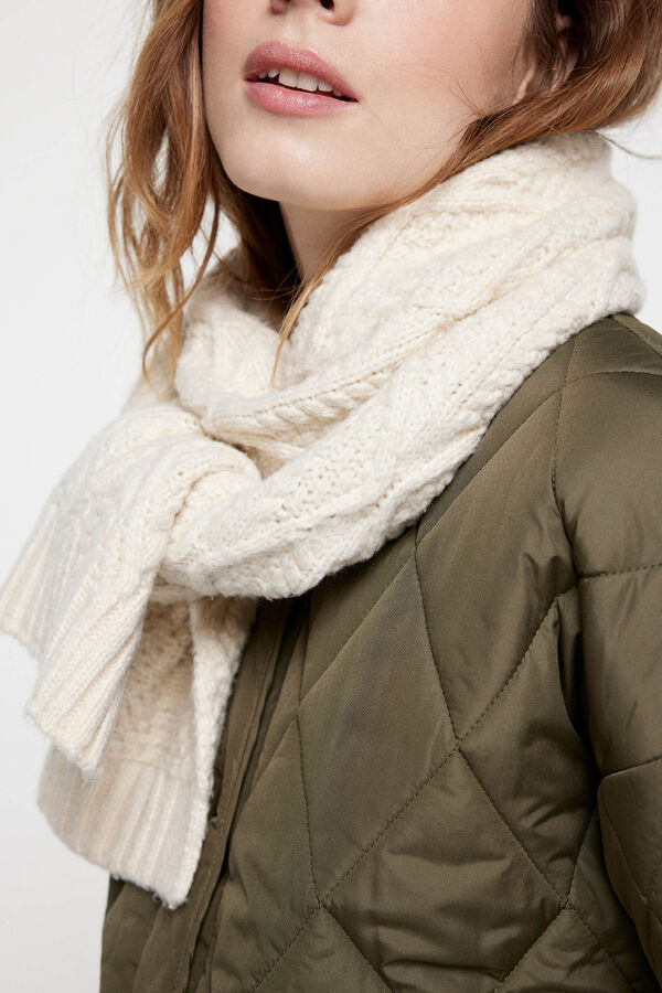 Pieces Bufanda larga estructurada, con detalle dibujo superficial.Tacto suave. blanco