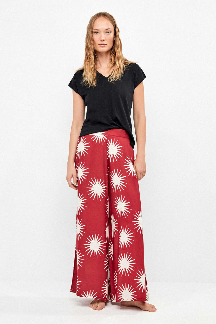 Pantalón largo pierna ancha estampado soles