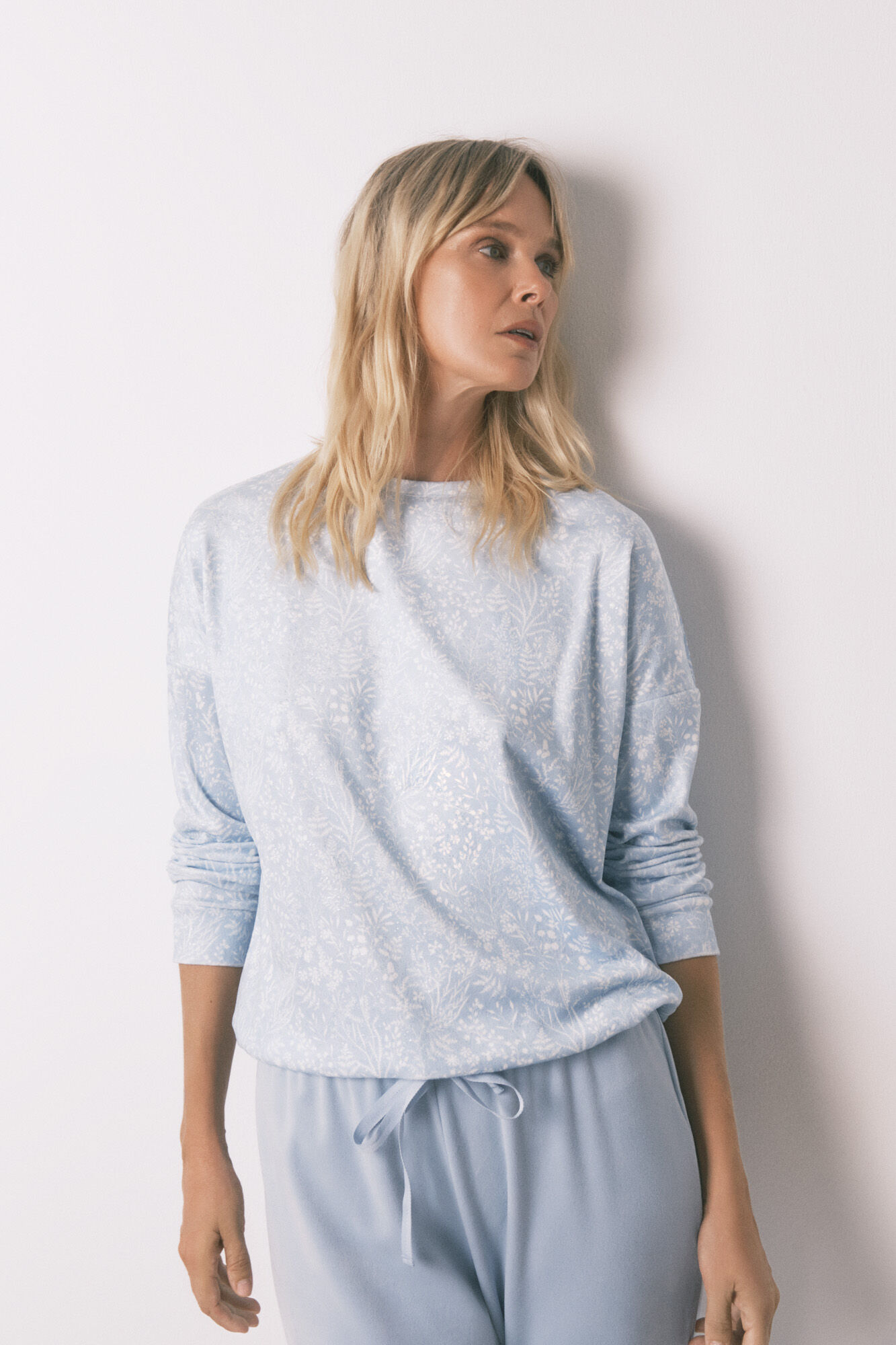 Women'secret Duga pidžama pli&scaron; pidžama sa plavim &scaron;ljokicama u cveću