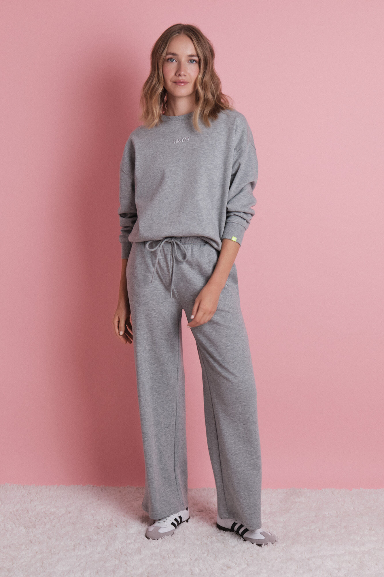 HI&BYE Cal&ccedil;a comprida flare cinza de pel&uacute;cia