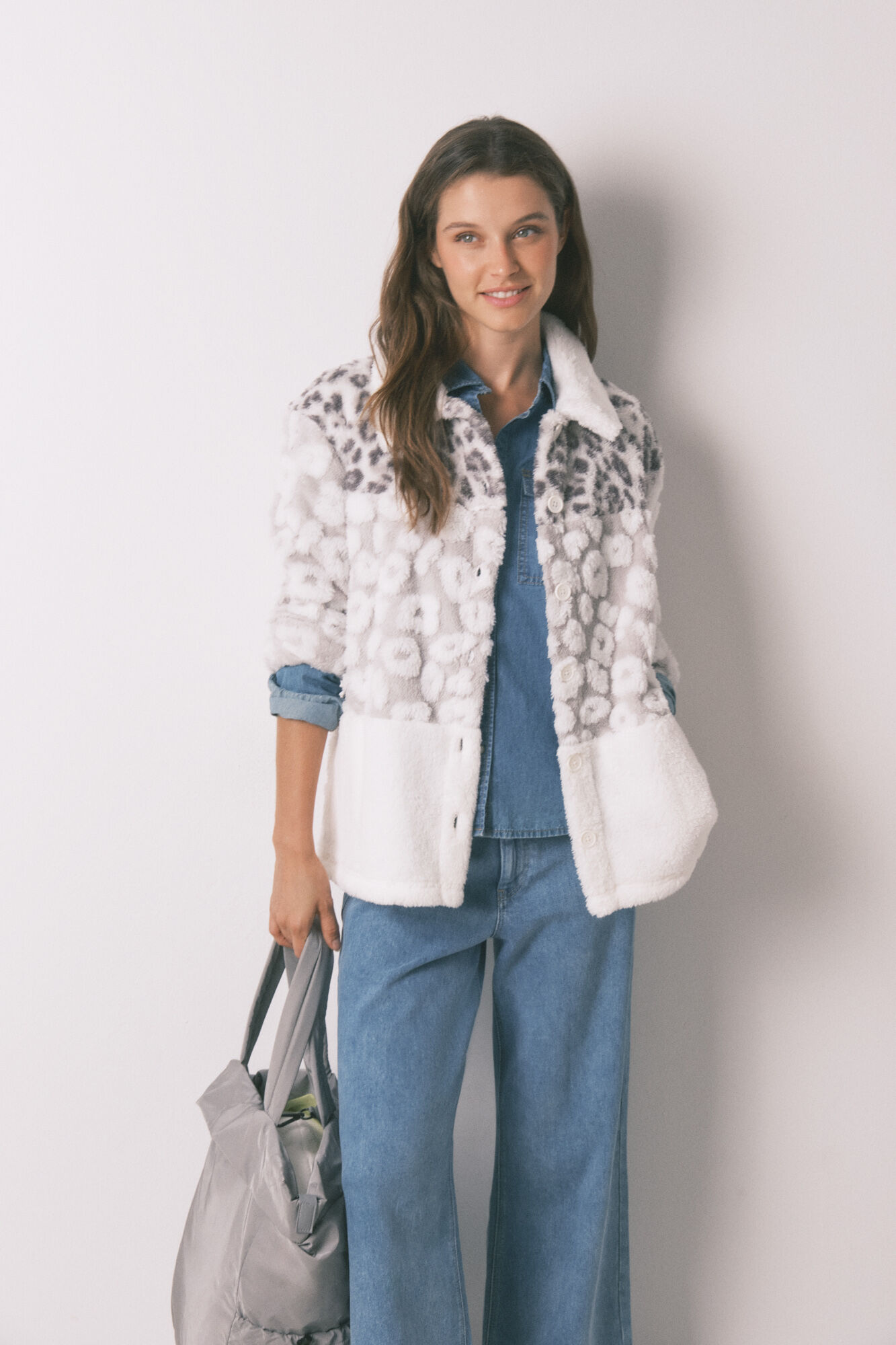 Women'secret Kratki ogrtač od jagnjećeg krzna u trobojnim životinjskim printom