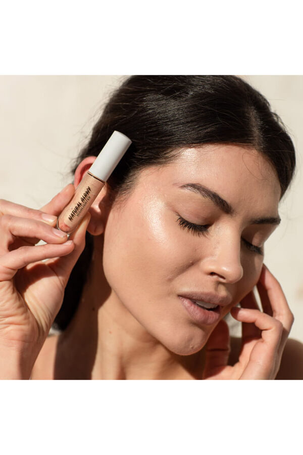 Freshly Cosmetics Natural Glowy Highlighter white