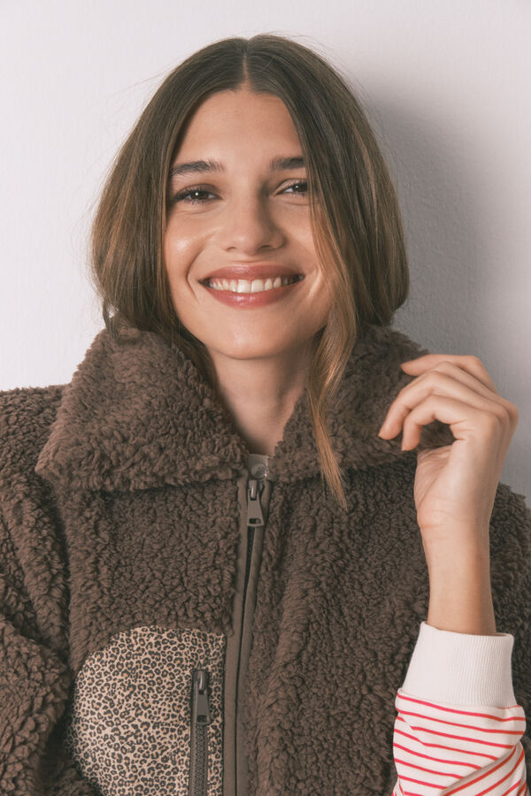 Women'secret Pončo kratki kućni ogrtač od ovčije kože sa pončom i Snupijem Braon