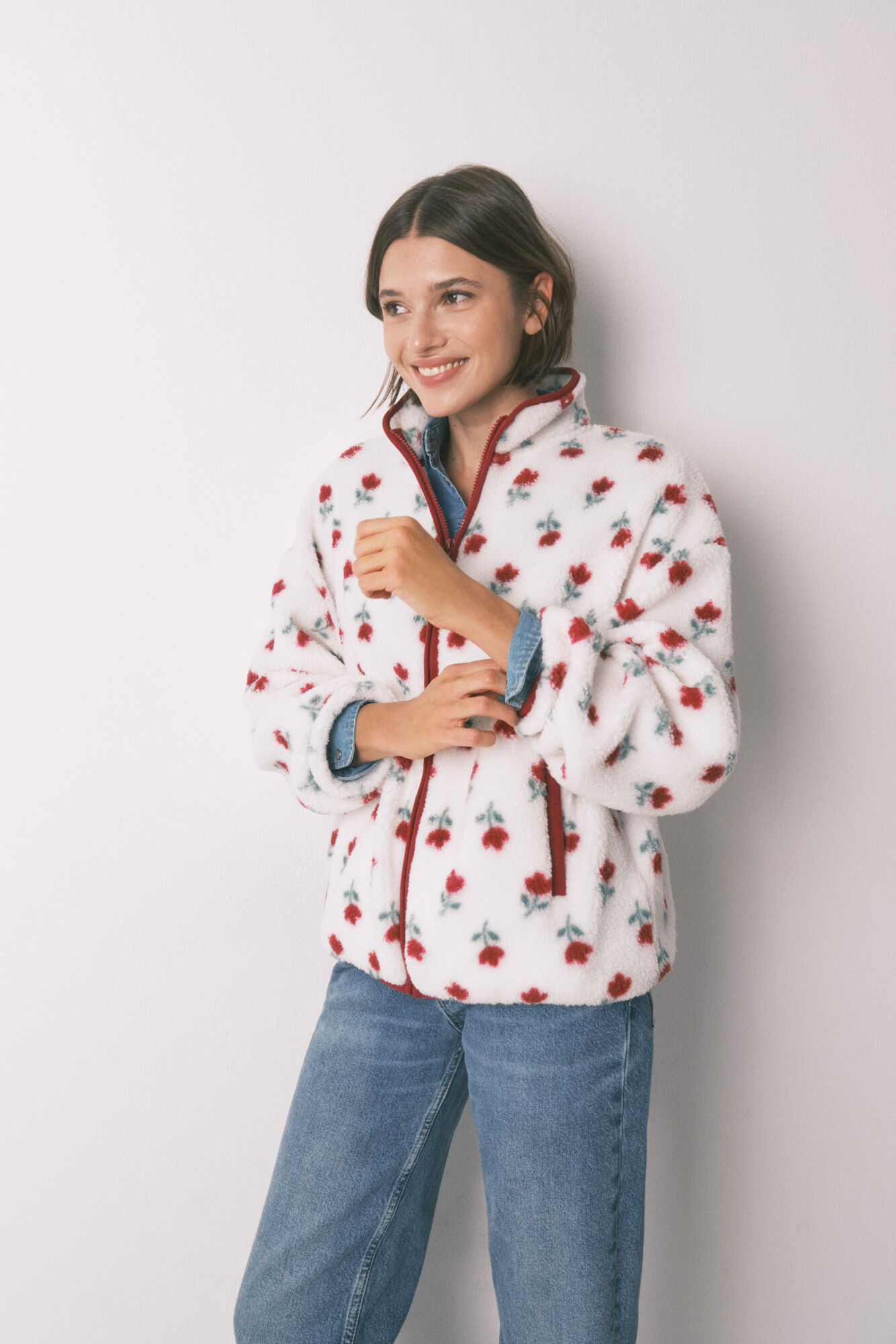 Women'secret Bata corta tejido borreguito blanco flores