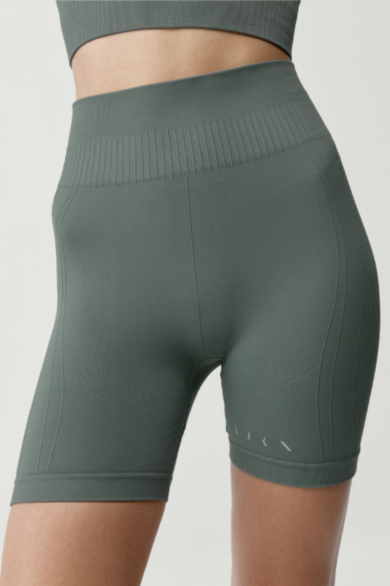 Born Living Yoga Pantalones cortos deportivos Eris verde