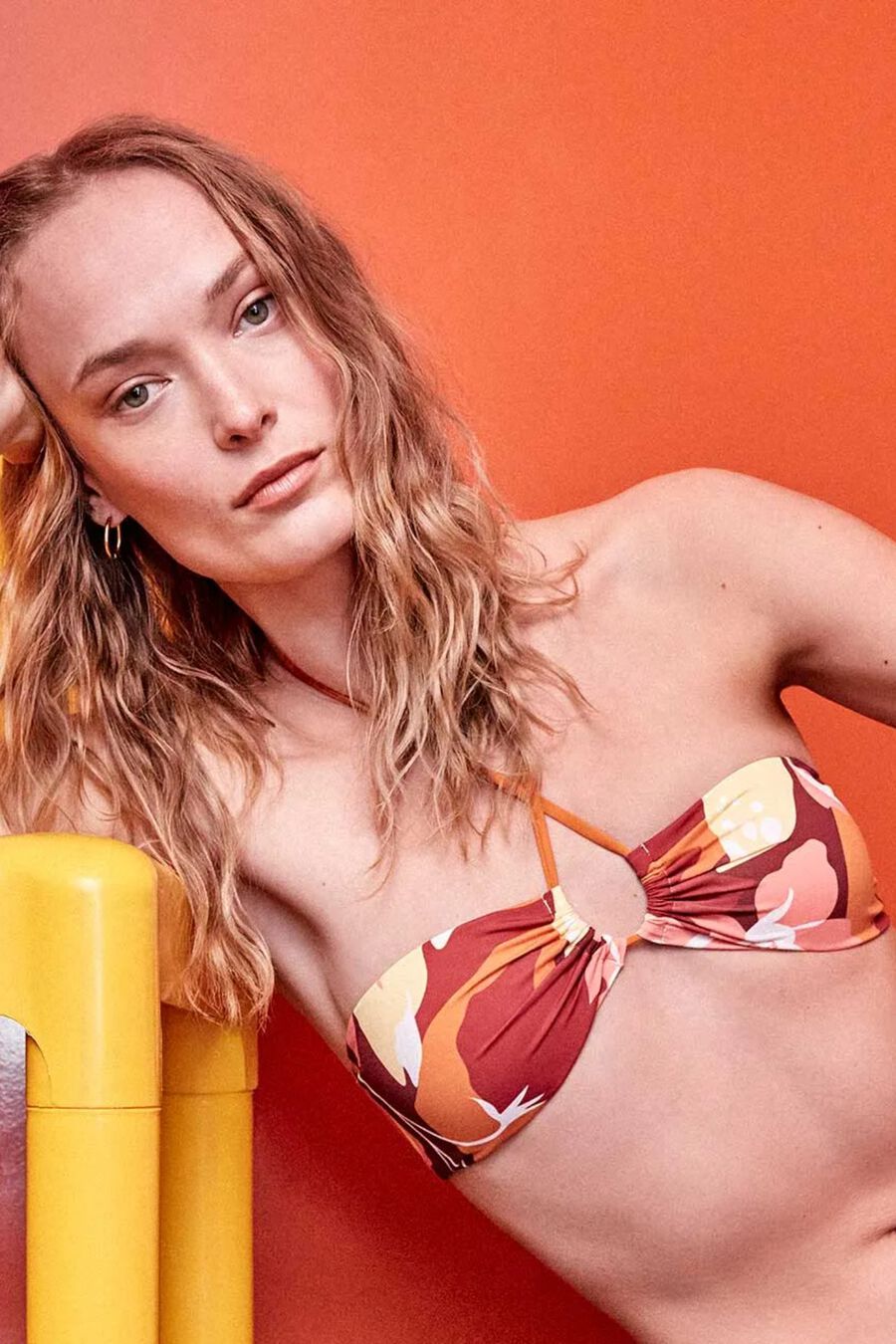 Top bikini bandeau retro geométrico sin aro