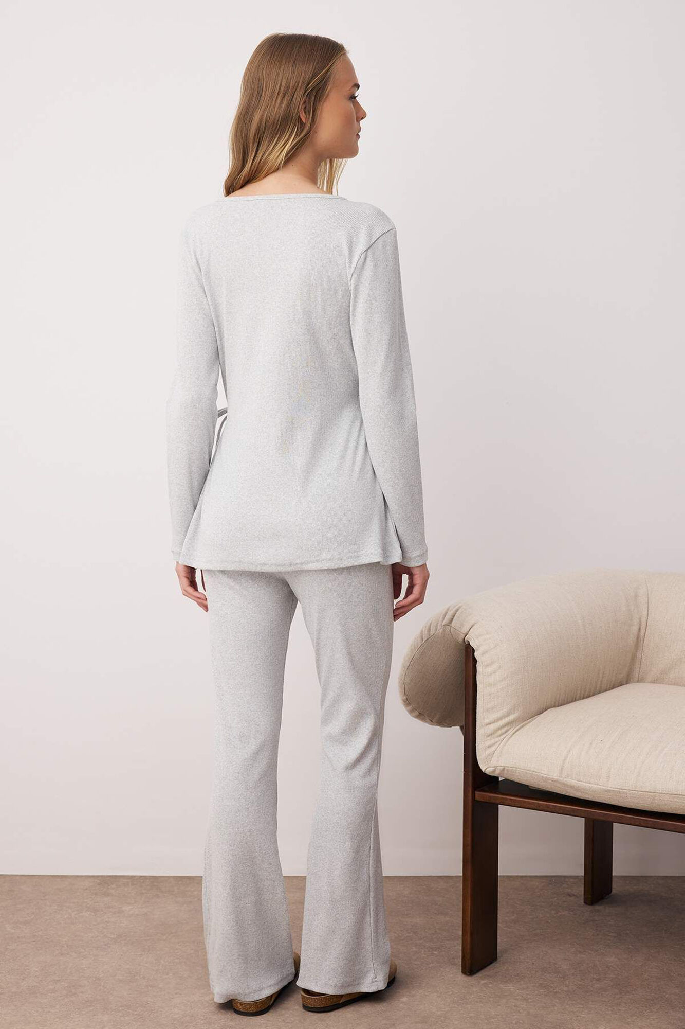 Trendyol Conjunto de pijama cinza mesclado com gola cruzada e detalhe de la&ccedil;o 