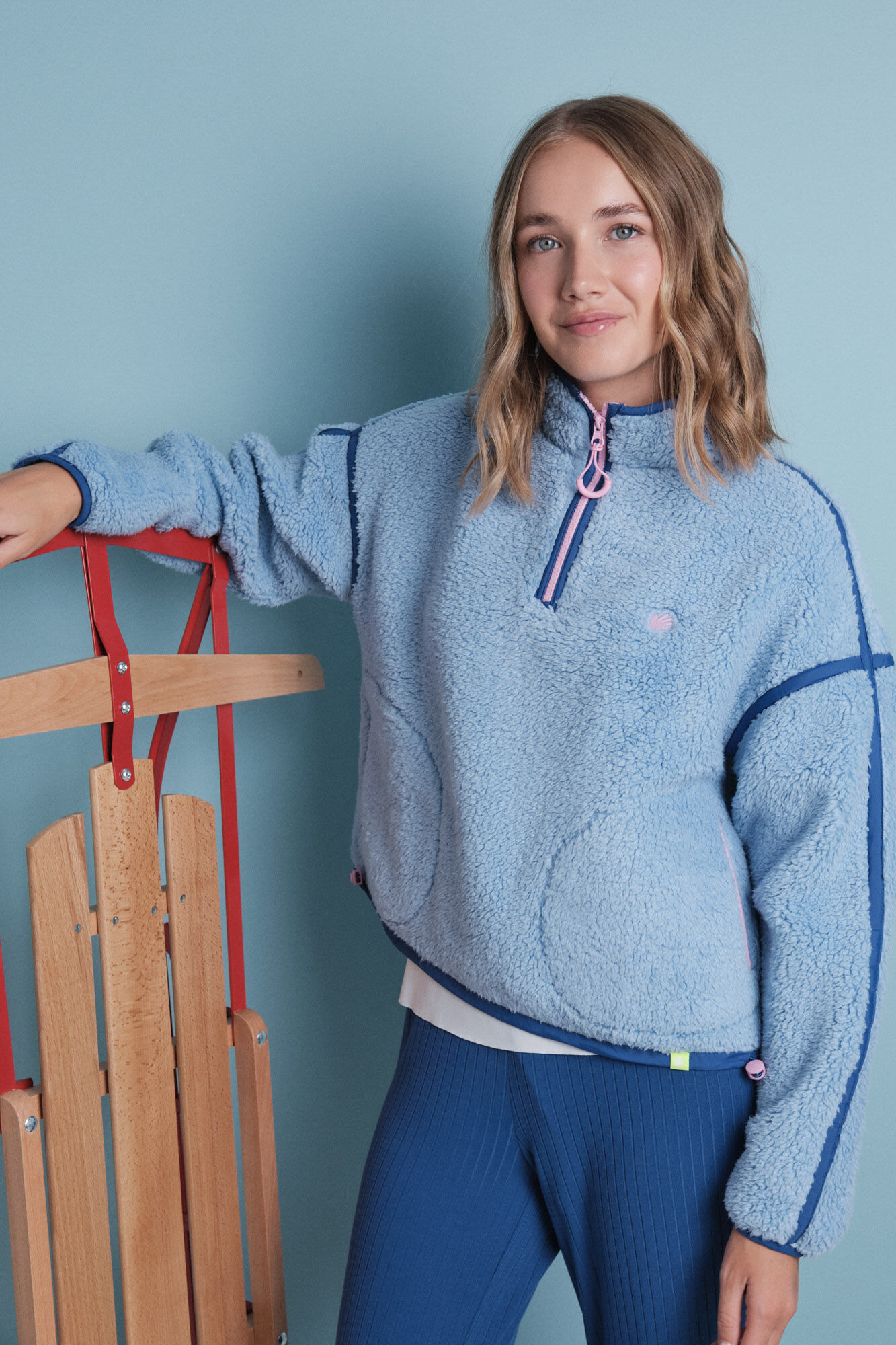 HI&BYE Sudadera borreguito suave azul logo