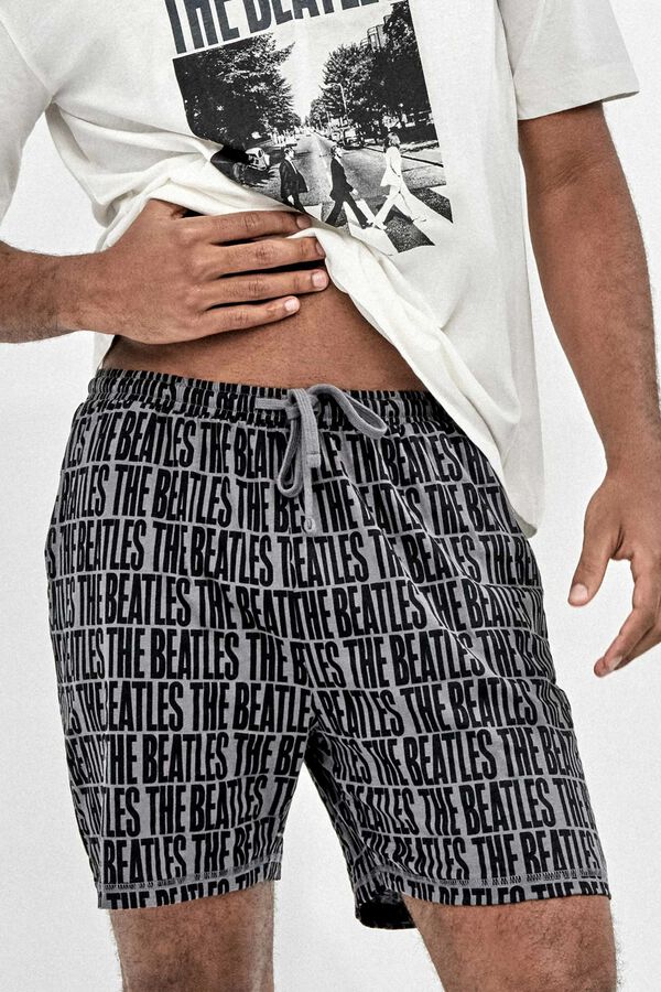 Gisela F&eacute;rfi The Beatles mint&aacute;s pizsama feh&eacute;r