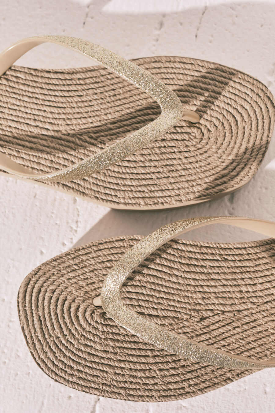 Chanclas efecto esparto brillo
