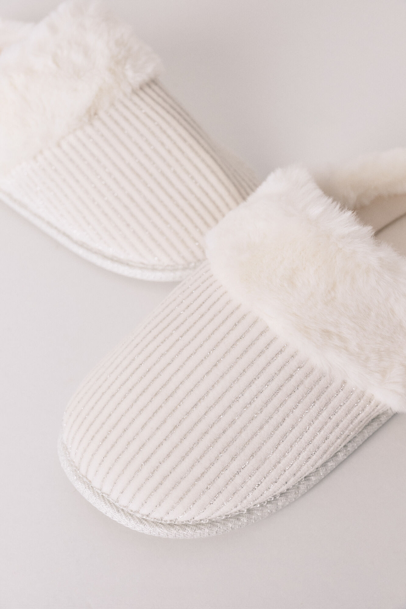 Women'secret Bele sobne papuče od lureks krzna sa rebrastom teksturom
