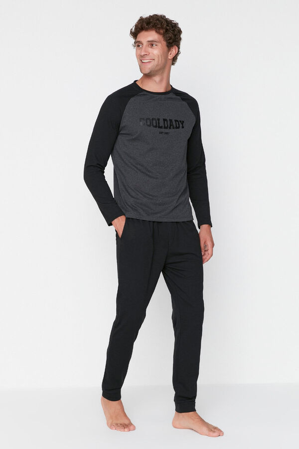 Trendyol Black and anthracite print regular-fit pyjamas set with raglan sleeves  imprim&eacute;