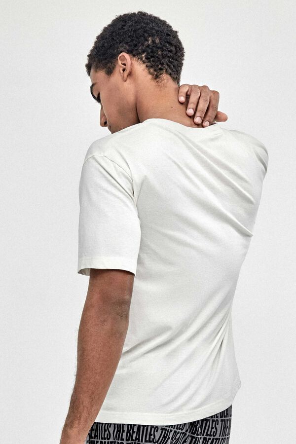 Gisela F&eacute;rfi The Beatles mint&aacute;s pizsama feh&eacute;r