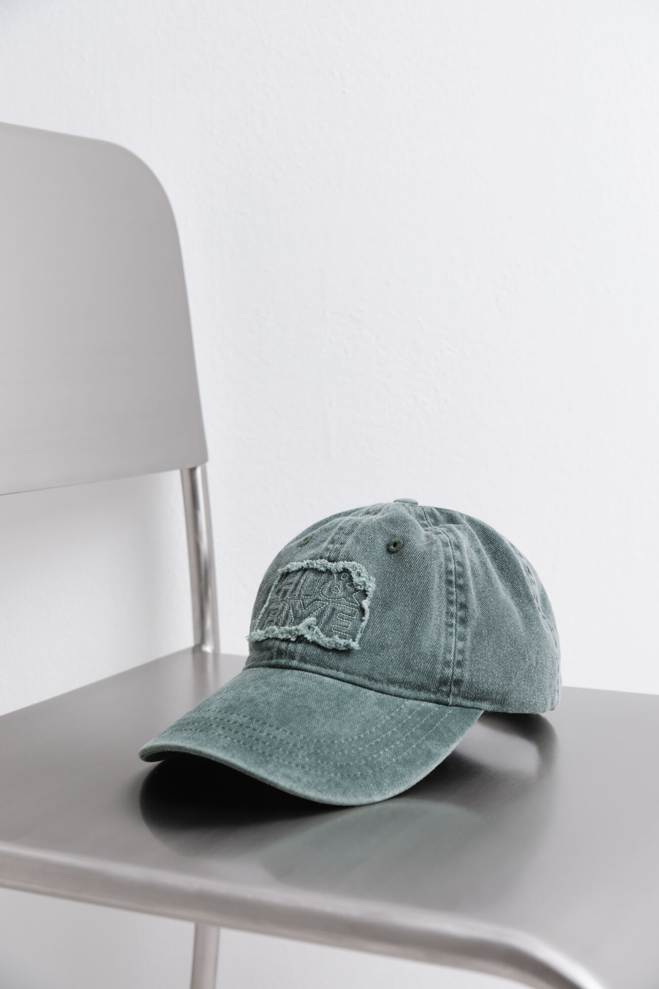 HI&BYE Pamučna kapa sa vez logo fla&scaron;e