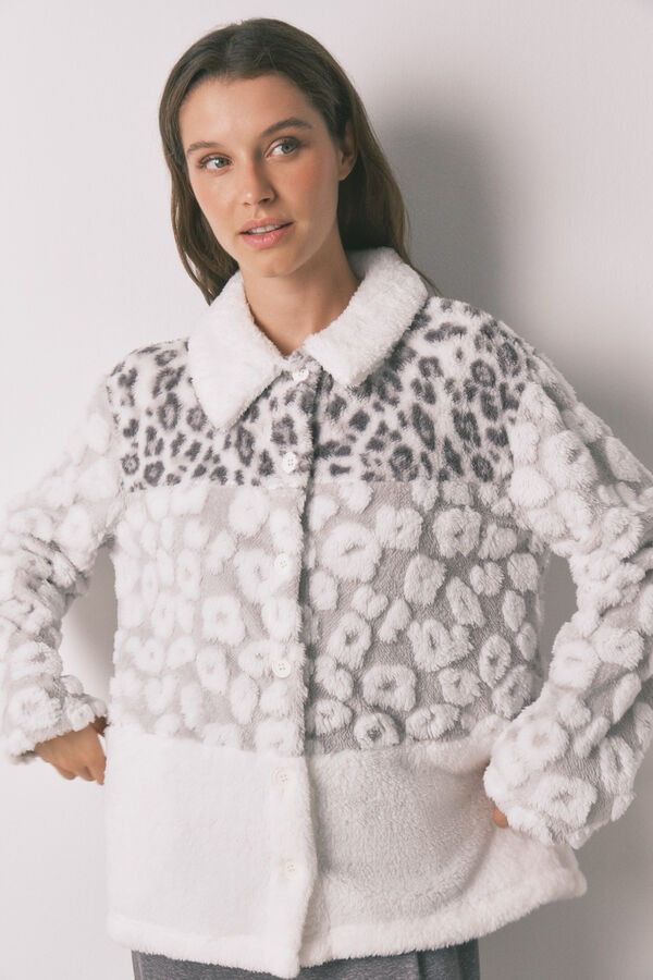 Women'secret Kratki ogrtač od jagnjećeg krzna u trobojnim životinjskim printom Bež