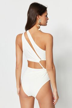 Trendyol Ba&ntilde;ador trikini asim&eacute;trico cut-out