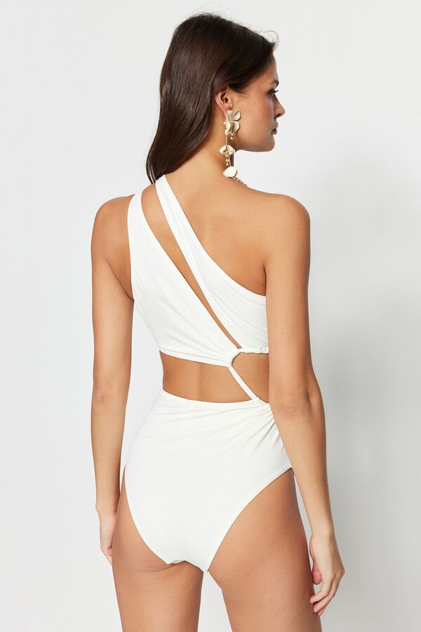 Trendyol Ba&ntilde;ador trikini asim&eacute;trico cut-out marfil