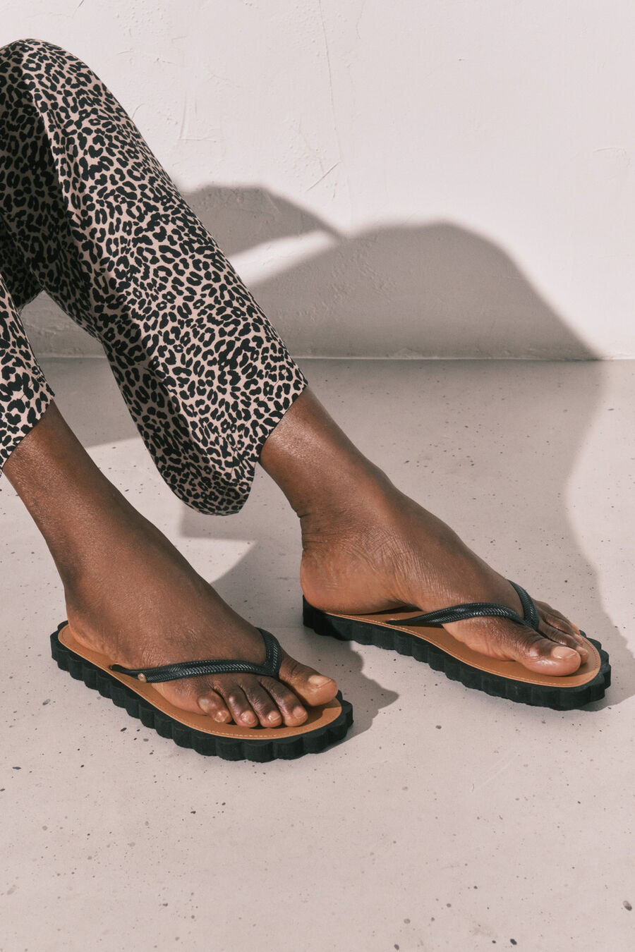 Chanclas dedo efecto ondas negras