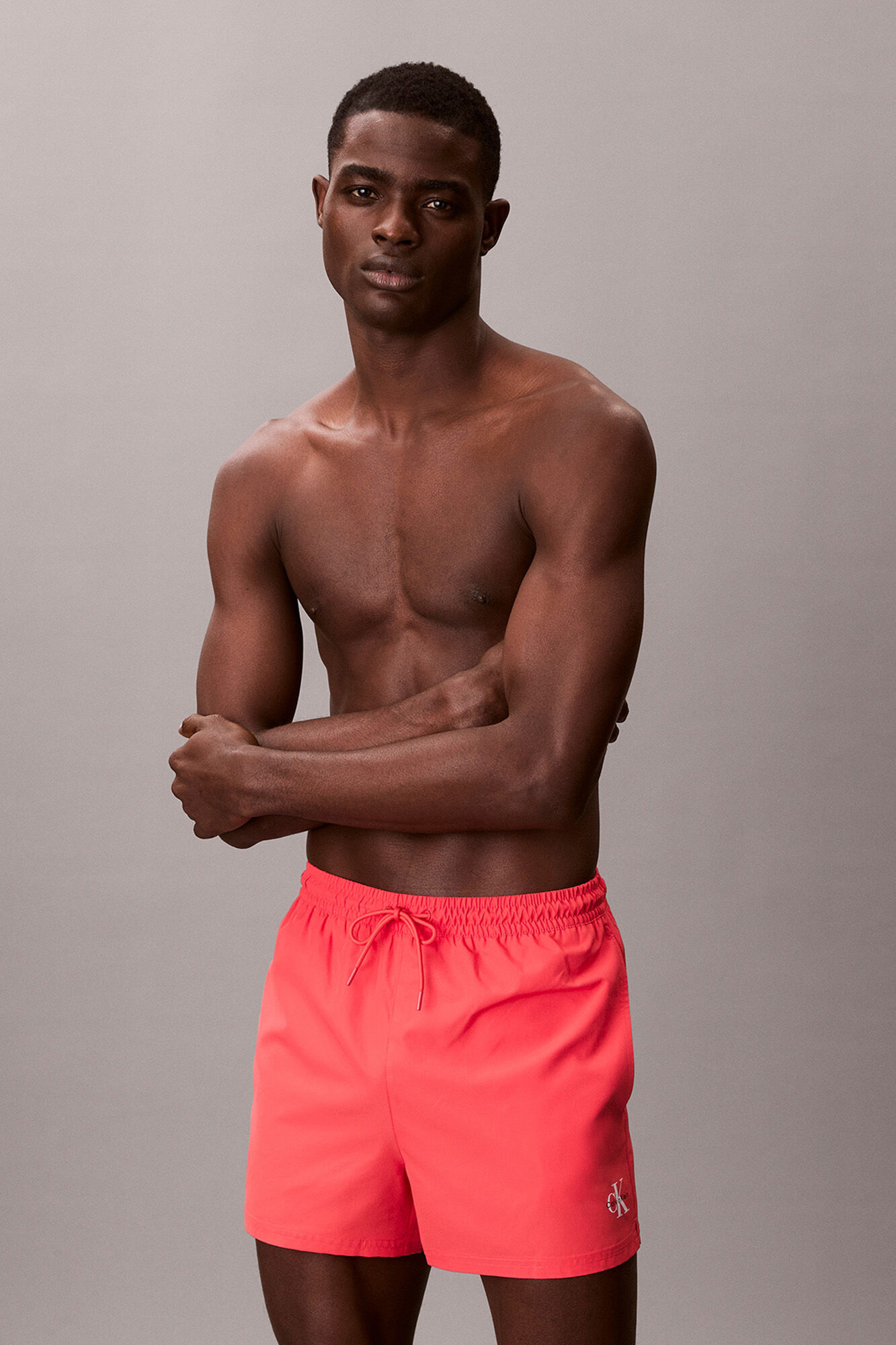 Calvin Klein Ba&ntilde;ador corto cord&oacute;n logo