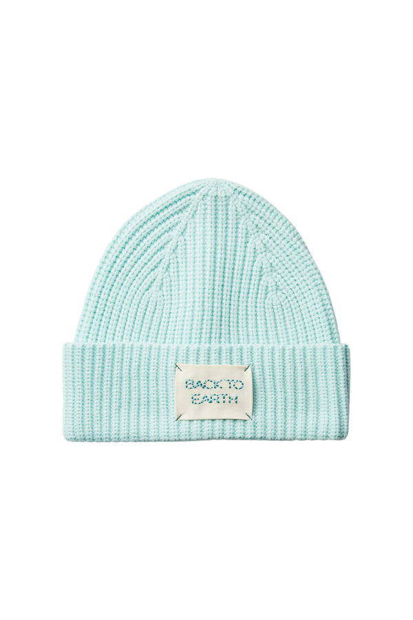 Womensecret Soft knit hat with a turn-up brim and Back to Earth slogan. Zelena