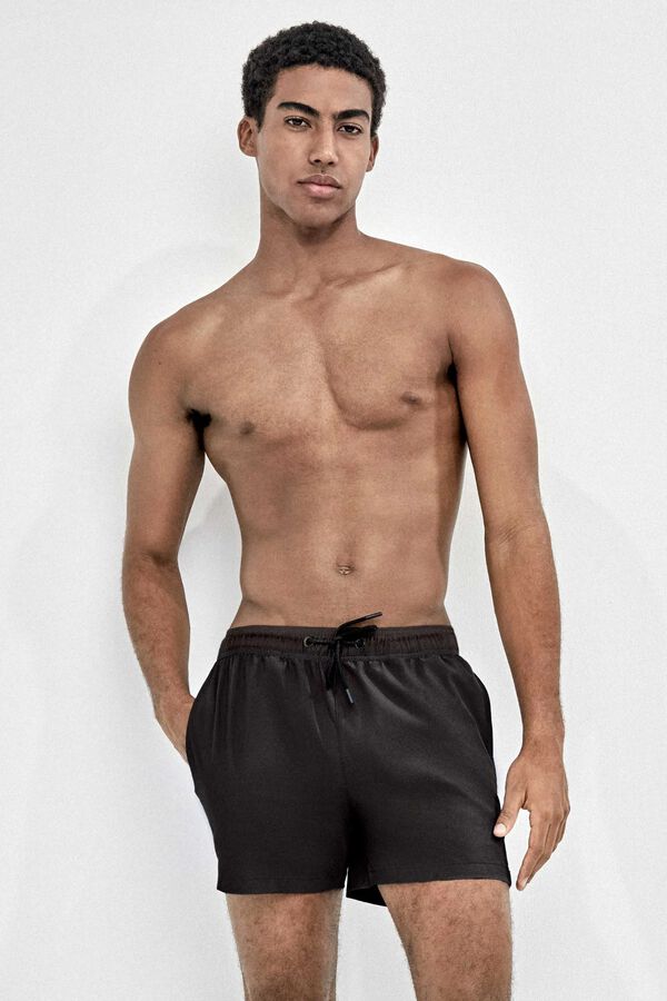 Gisela Ba&ntilde;ador liso hombre color negro negro