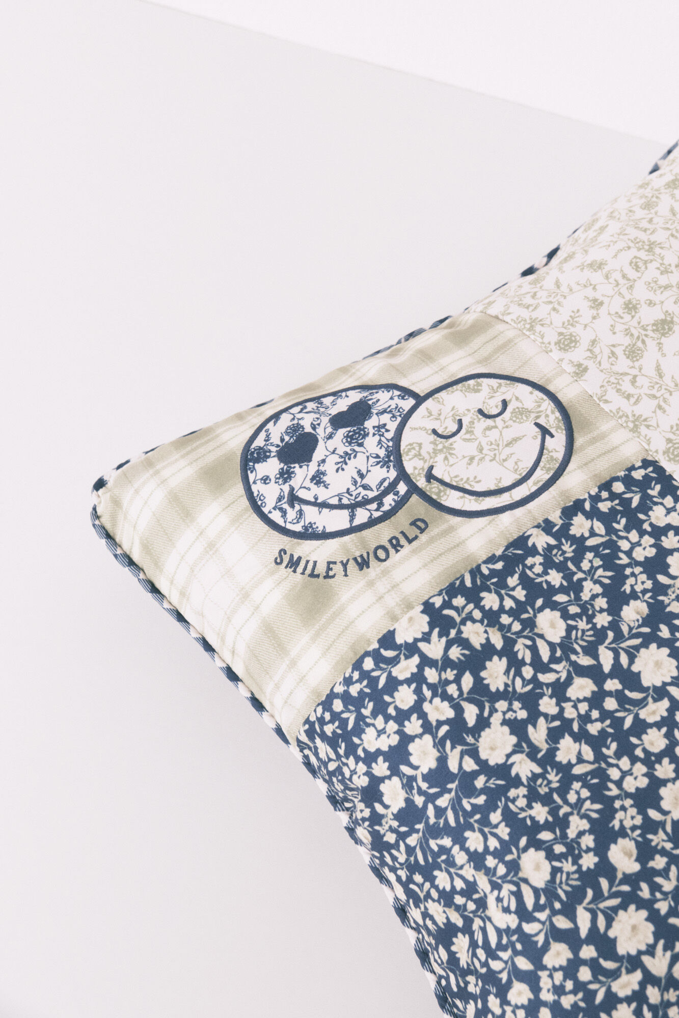 Women'secret Smajli raznobojni jastuk sa pačvorkom