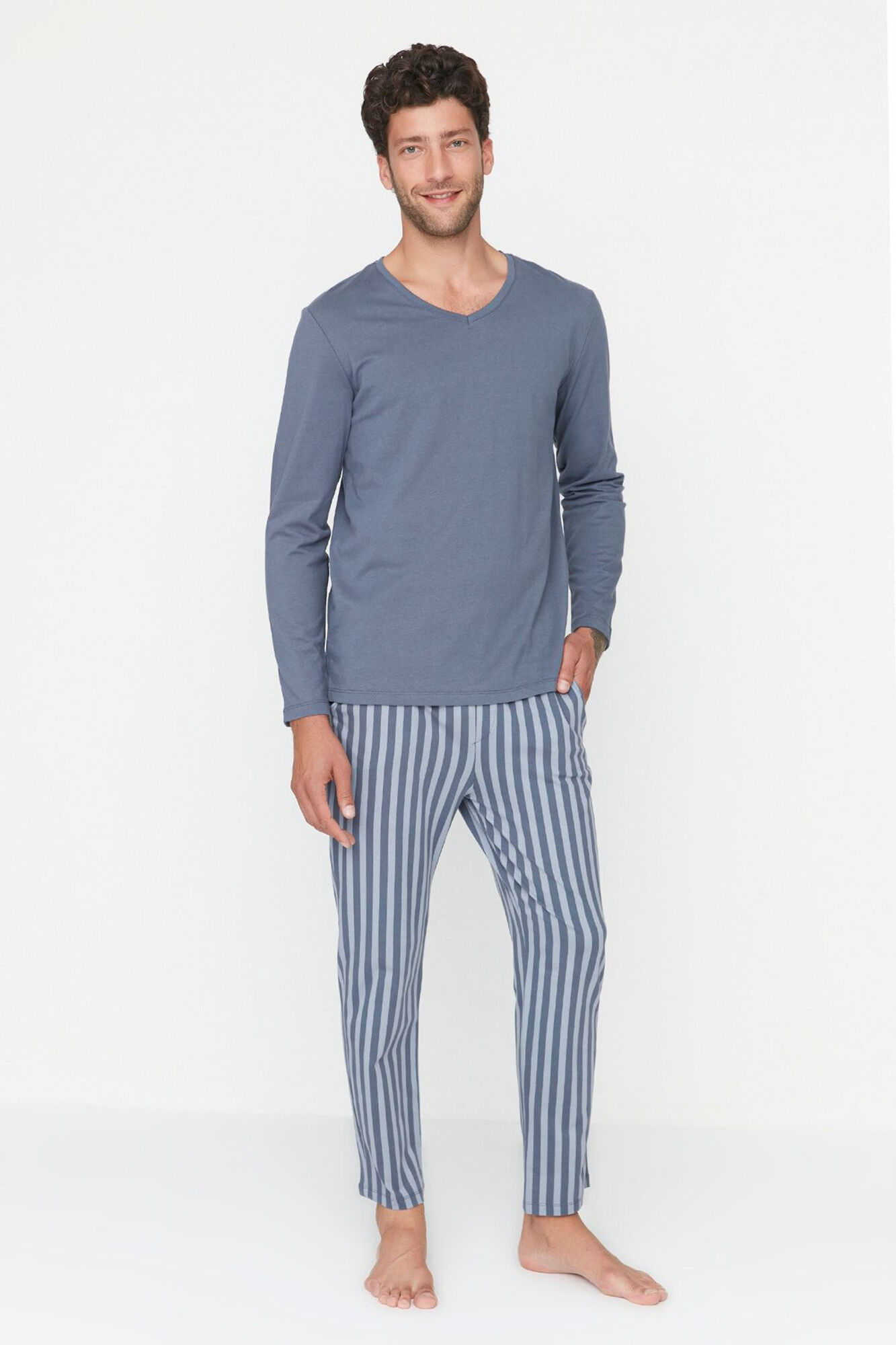 Trendyol Pijama de malha de estampado de corte regular em azul claro 