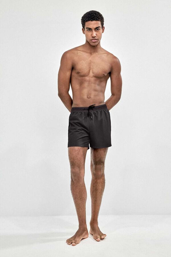 Gisela Ba&ntilde;ador liso hombre color negro negro