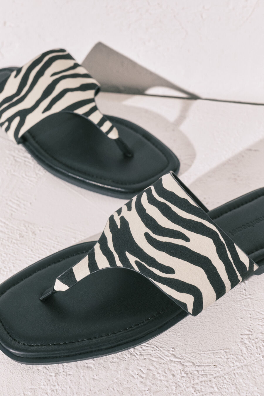 Sandalias planas dedo estampado cebra