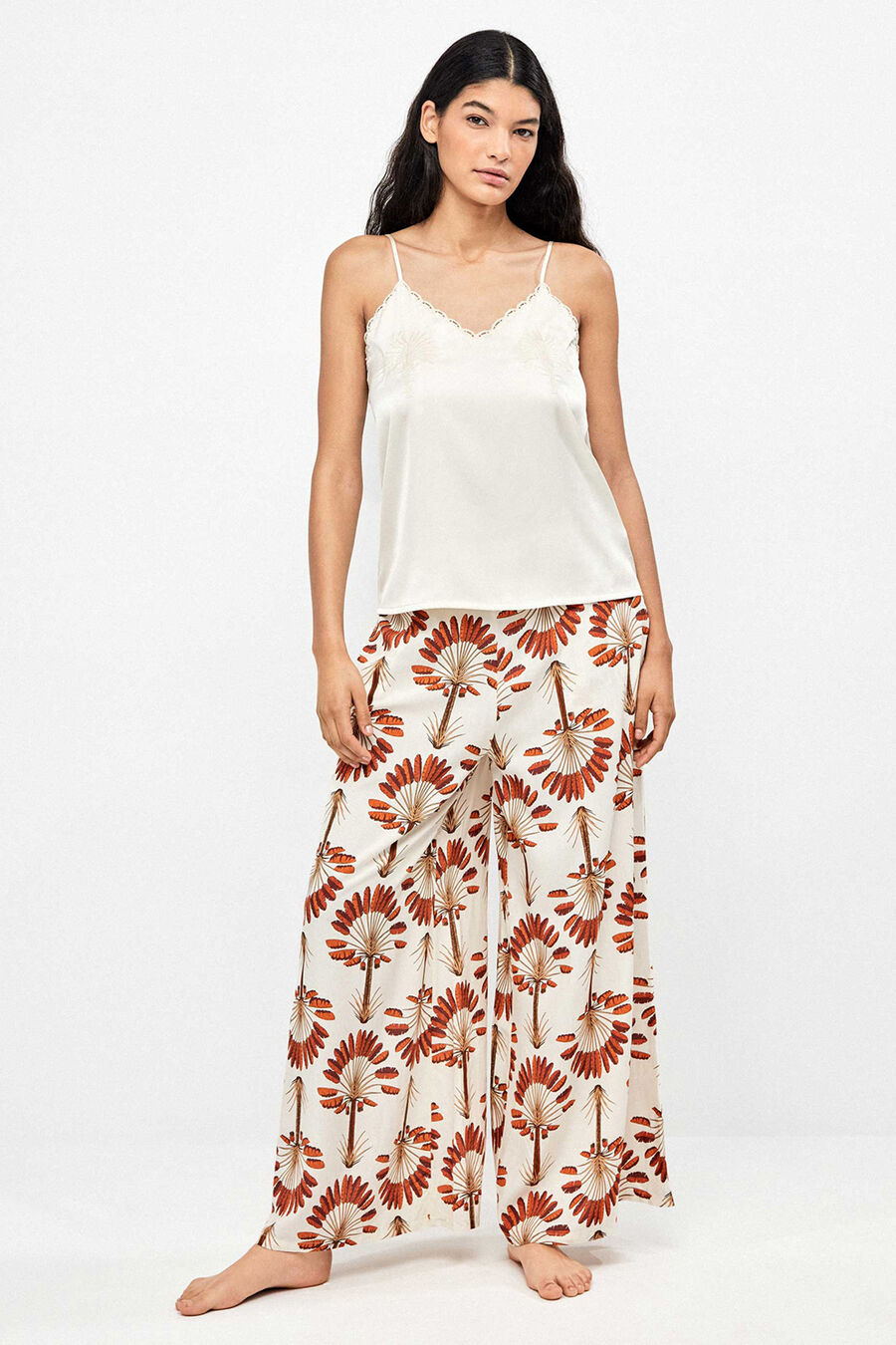 Pantalón largo pierna ancha estampado palmeras