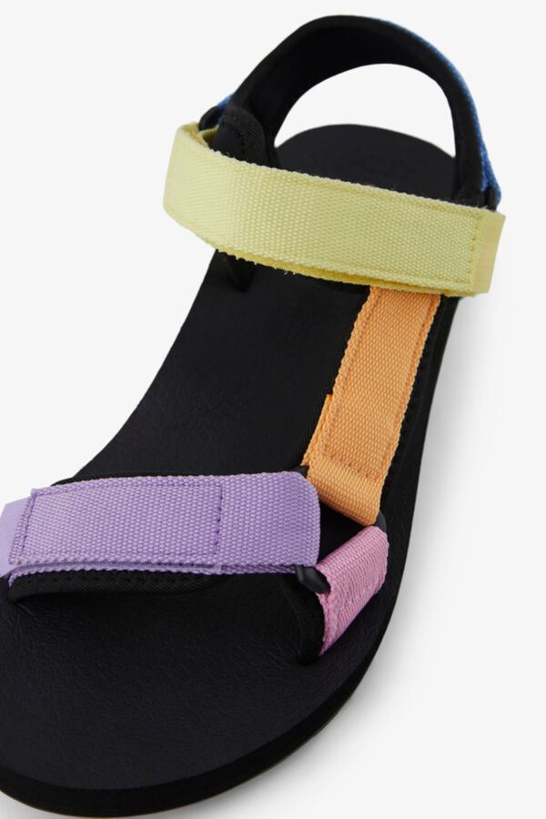 Pieces Sand&aacute;lia com velcro branco