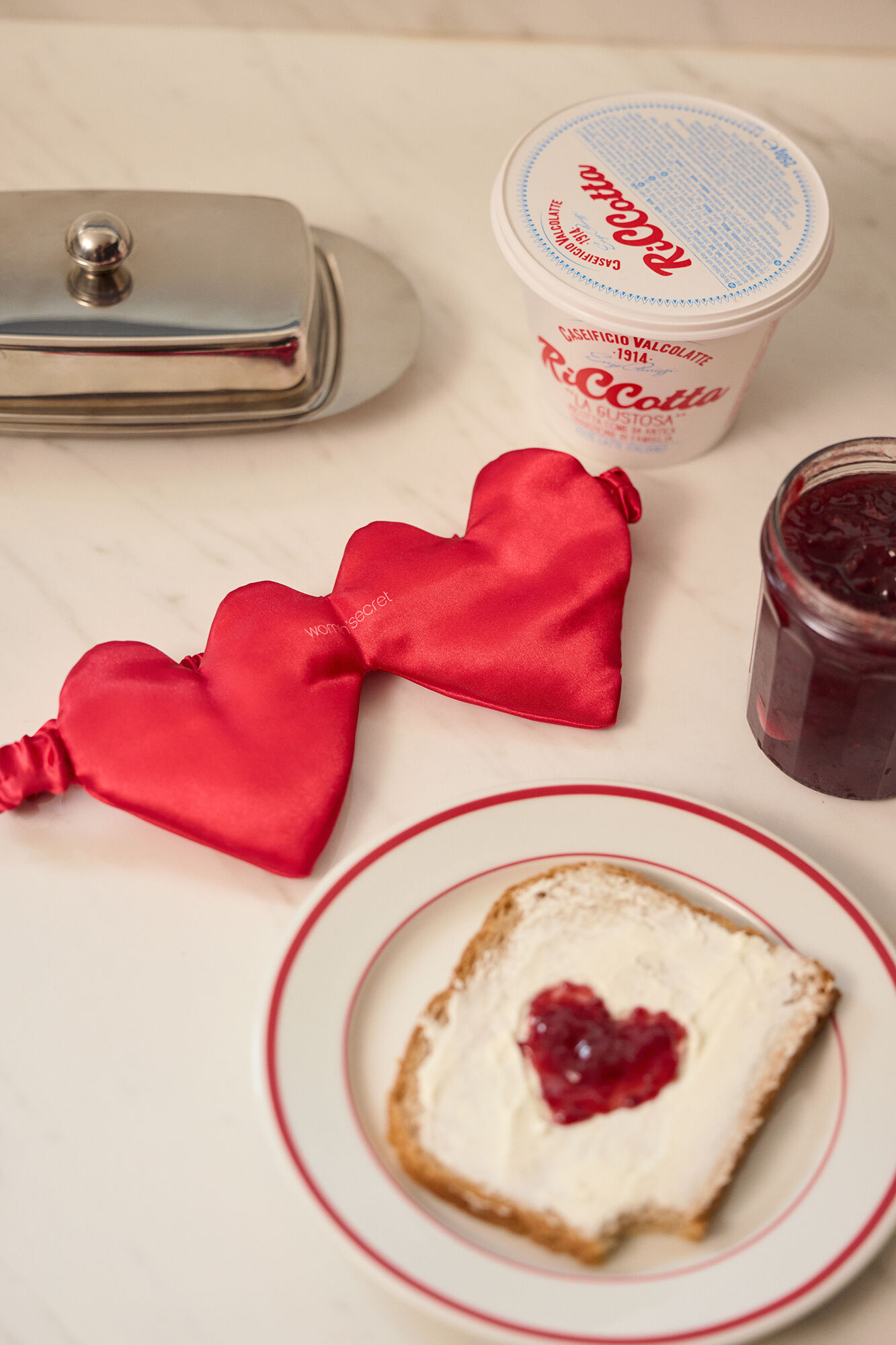 Women'secret Crvena maska za spavanje sa srcima