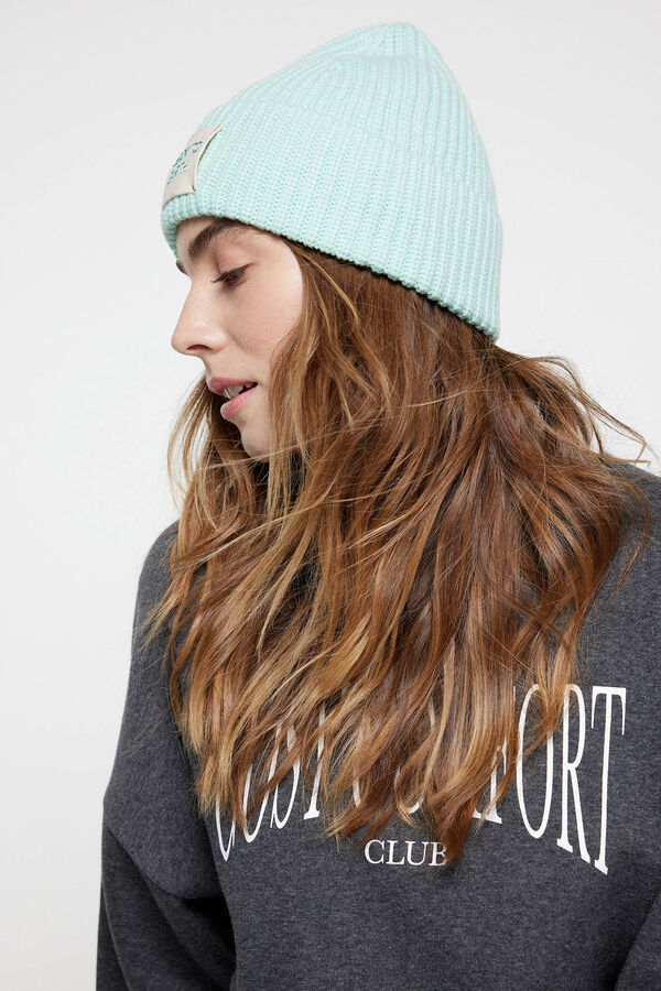 Womensecret Soft knit hat with a turn-up brim and Back to Earth slogan. vert