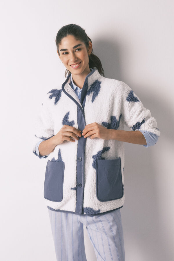 Women'secret Beli kratak kućni ogrtač od ve&scaron;tačkog jagnjećeg krzna sa printom ptica Bež