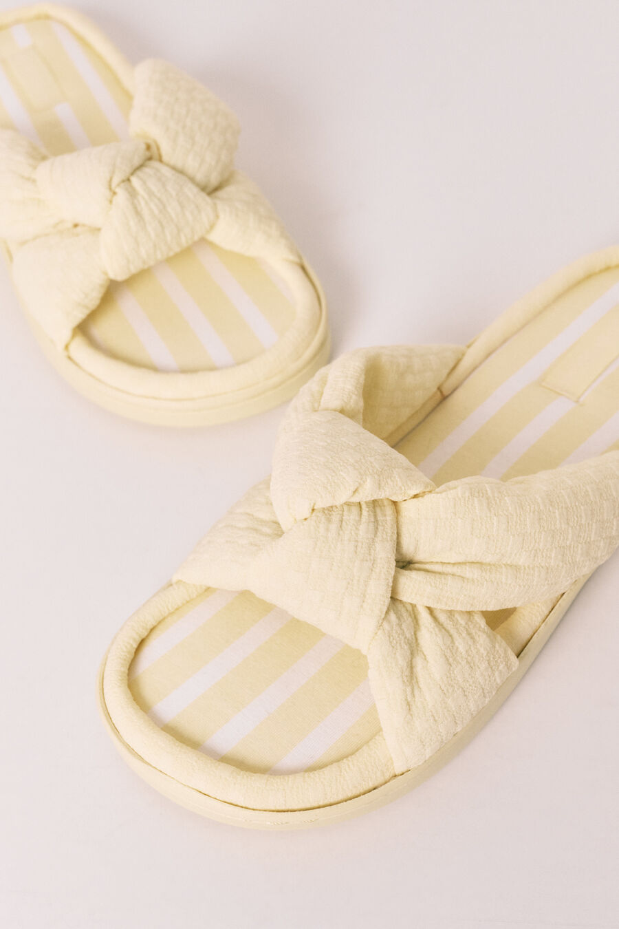Zapatillas casa lazada volumen amarillo