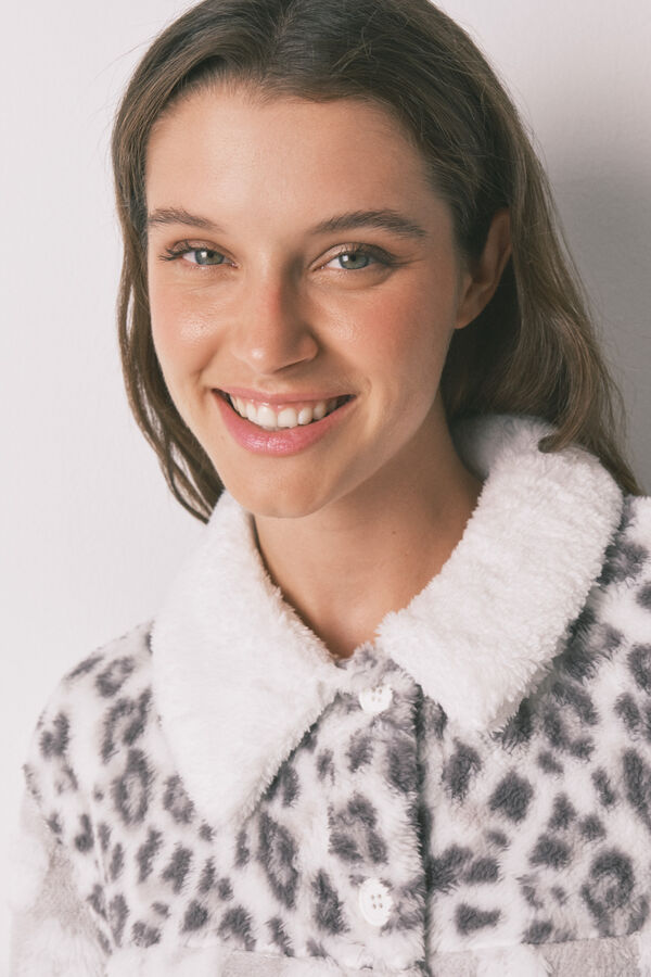 Women'secret Kratki ogrtač od jagnjećeg krzna u trobojnim životinjskim printom Bež