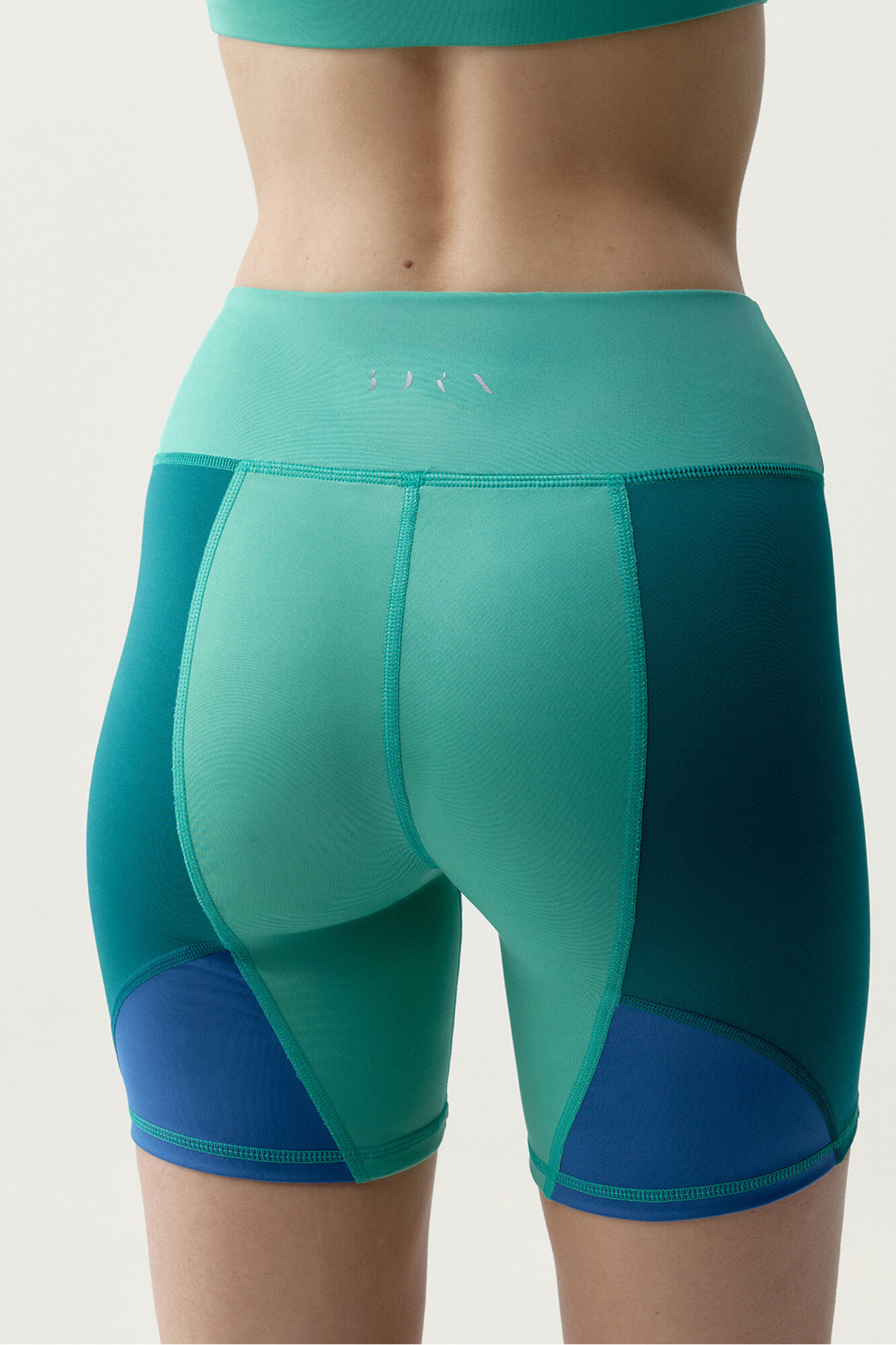 Born Living Yoga Pantal&oacute;n corto deportivo Darana azul y verde