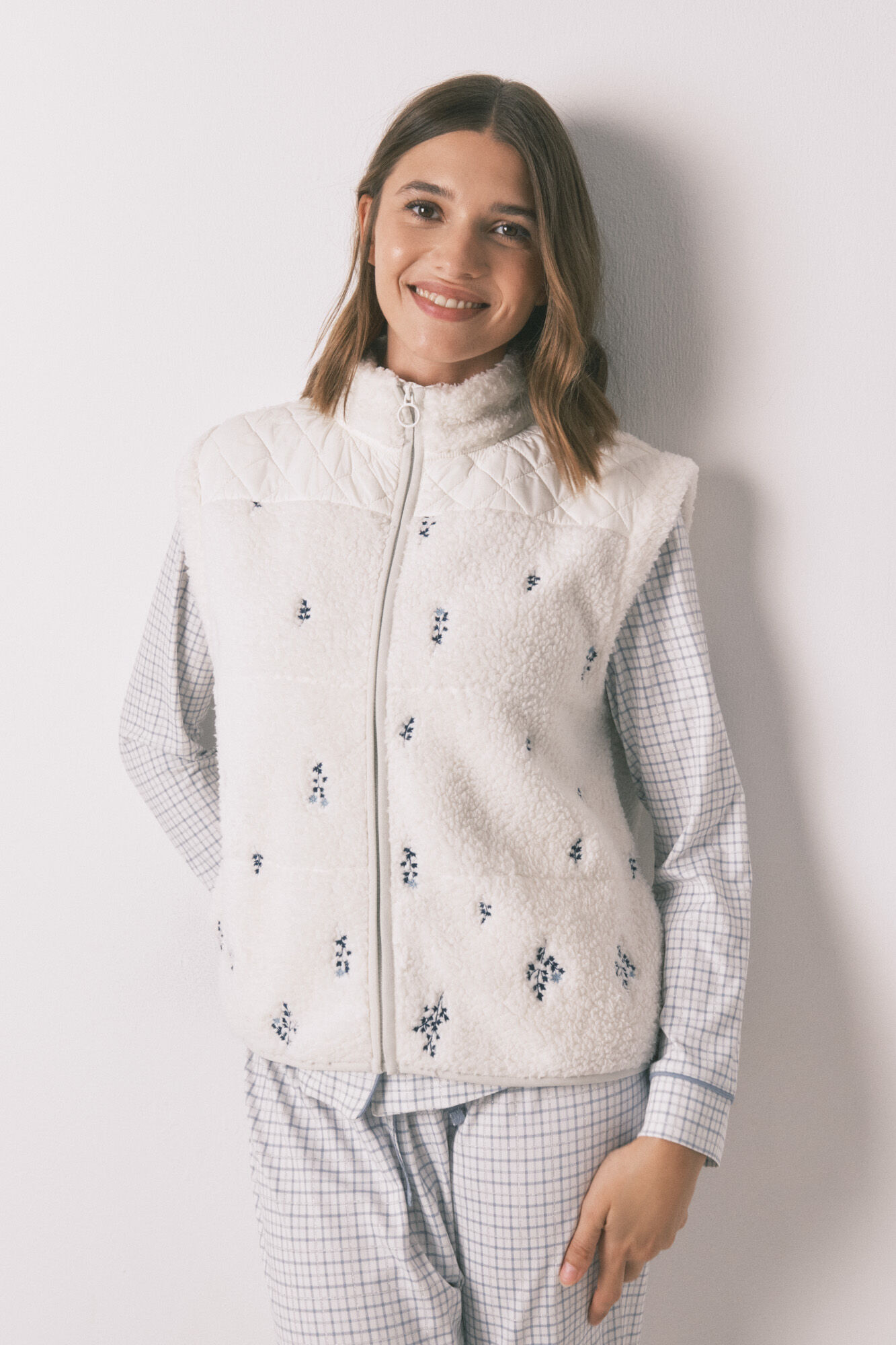 Women'secret Chaleco corto borreguito blanco bordado