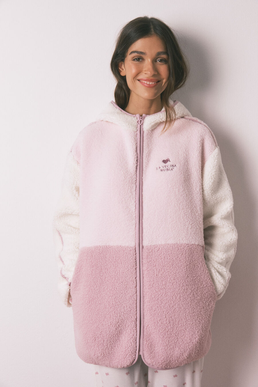 Bata La Vecina Rubia borreguito capucha