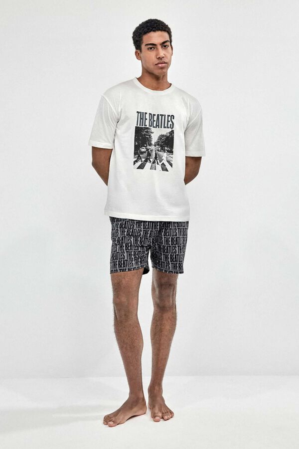 Gisela F&eacute;rfi The Beatles mint&aacute;s pizsama feh&eacute;r