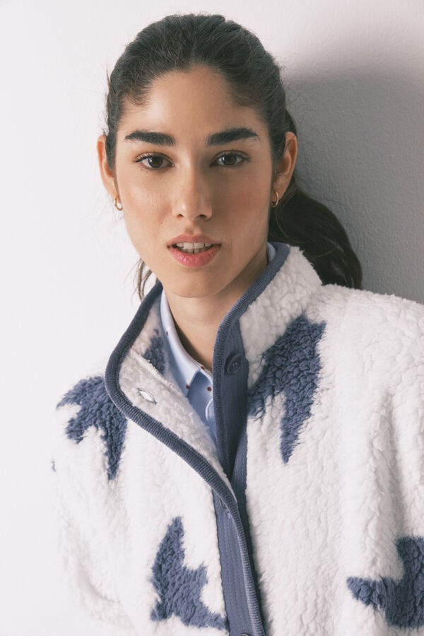 Women'secret Beli kratak kućni ogrtač od ve&scaron;tačkog jagnjećeg krzna sa printom ptica Bež