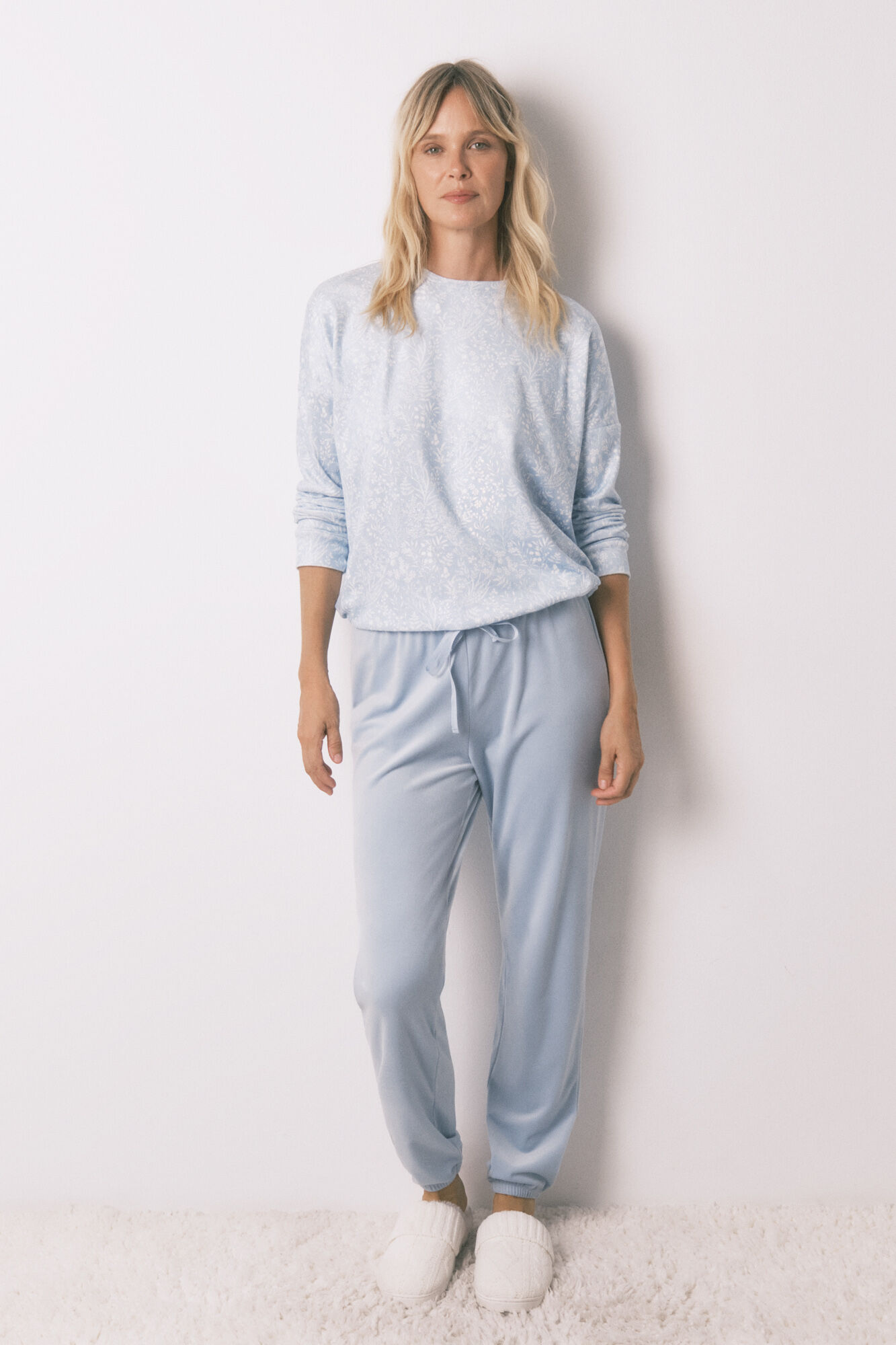 Women'secret Duga pidžama pli&scaron; pidžama sa plavim &scaron;ljokicama u cveću