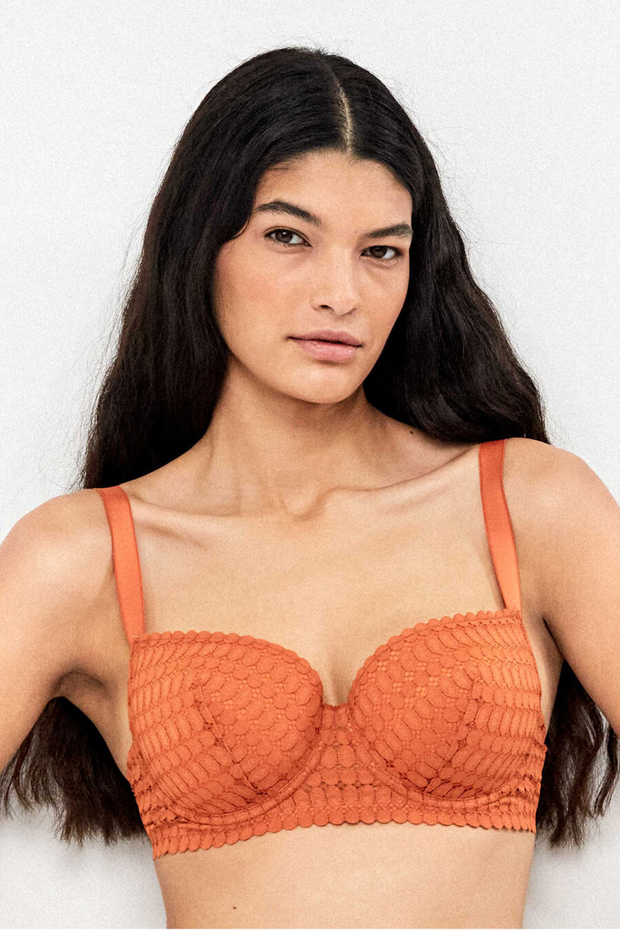 Sujetador capacidad encaje geométrico