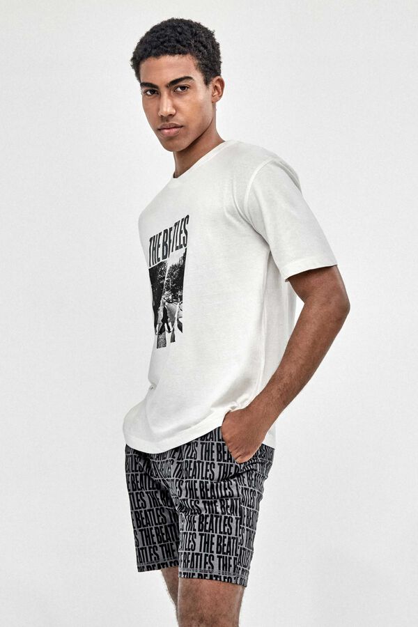 Gisela F&eacute;rfi The Beatles mint&aacute;s pizsama feh&eacute;r