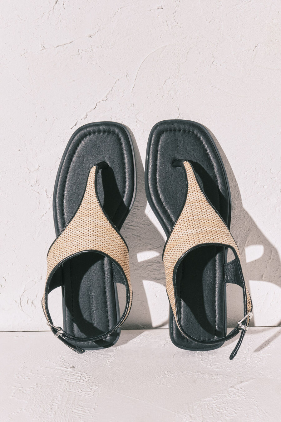 Sandalias planas dedo rafia