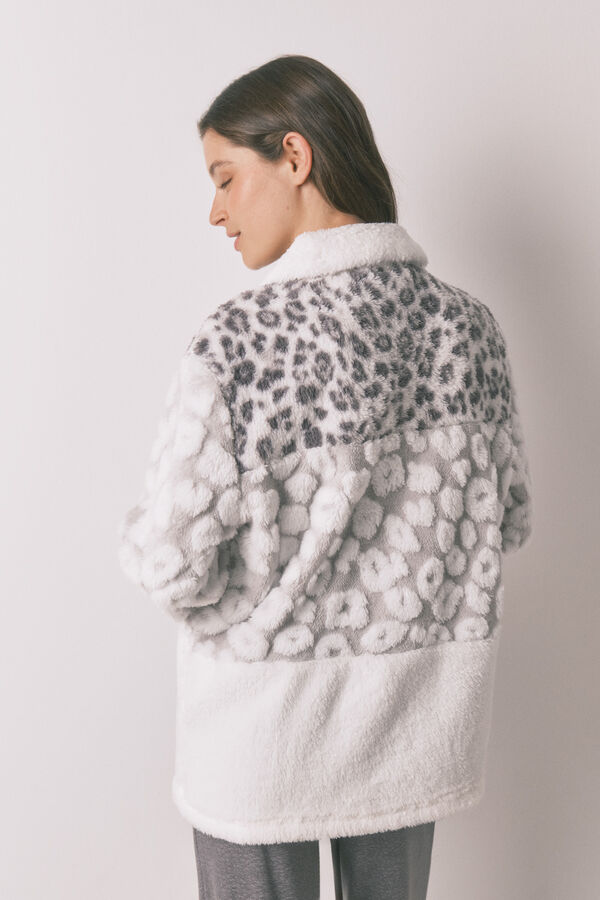 Women'secret Kratki ogrtač od jagnjećeg krzna u trobojnim životinjskim printom Bež