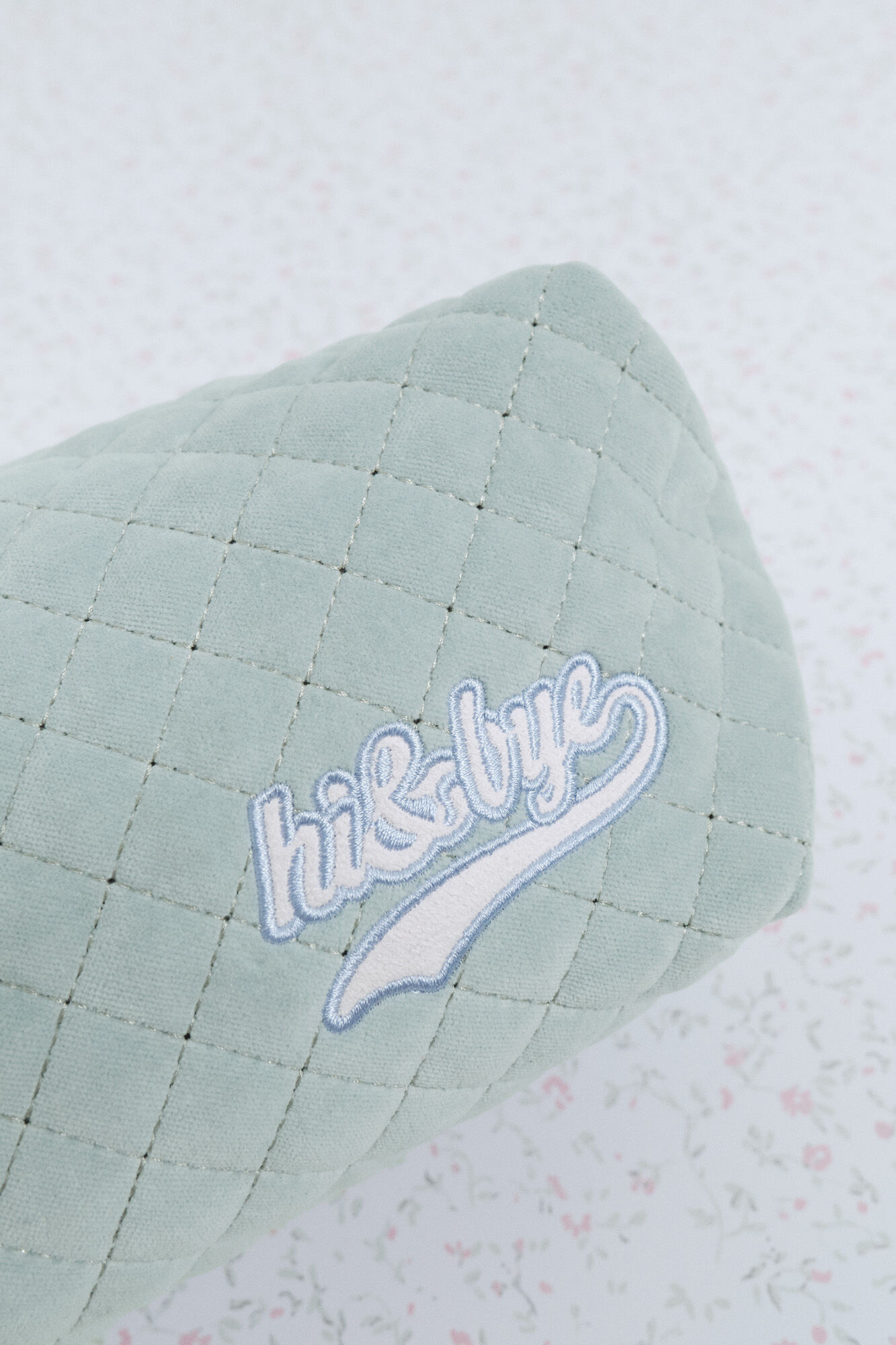 HI&BYE Zelena somotska pli&scaron; neseser sa vez logo